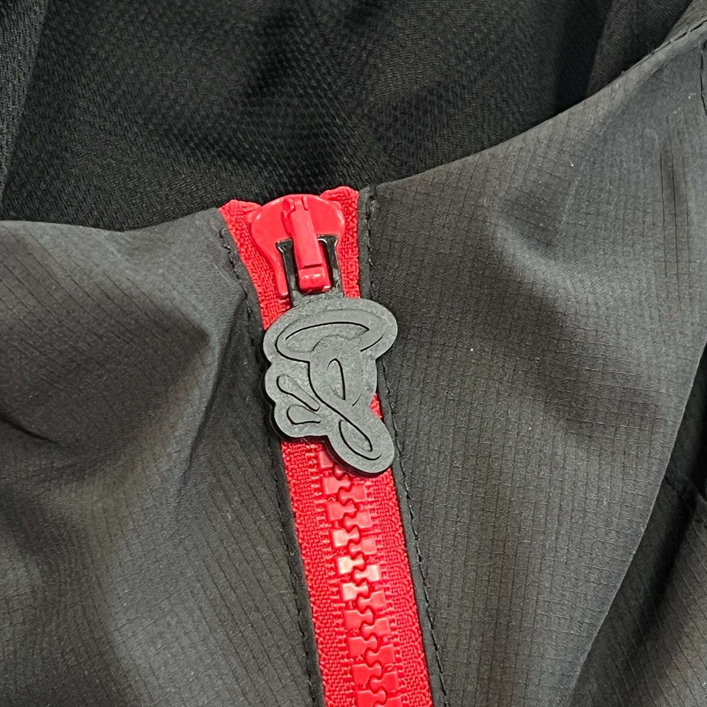 Syna World Vortex Woven Jacket Black/Red