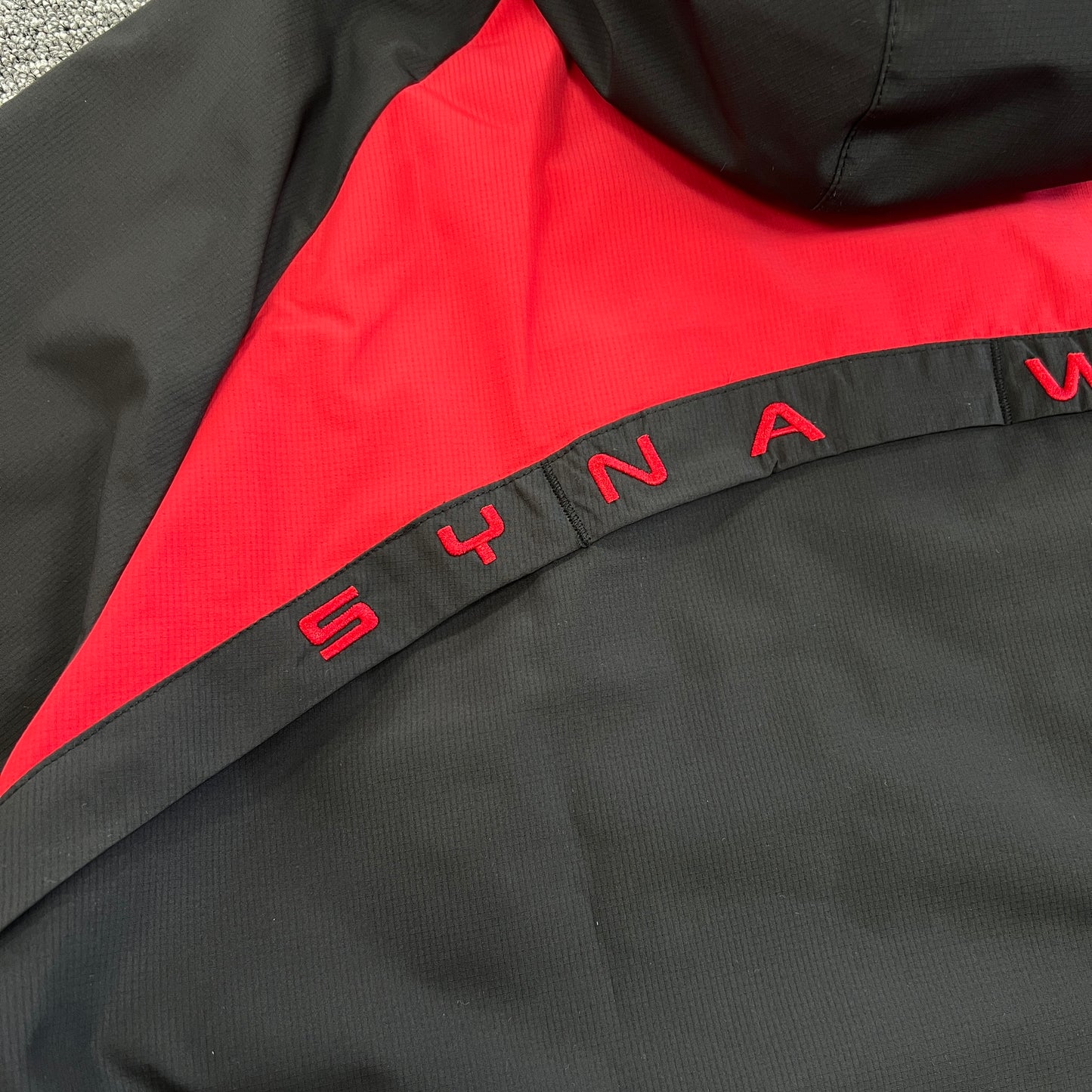 Syna World Vortex Woven Jacket Black/Red